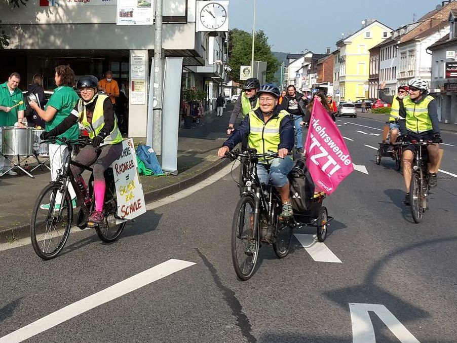 Fröhliche Radfahrer*innen auf einer Fahrraddemo