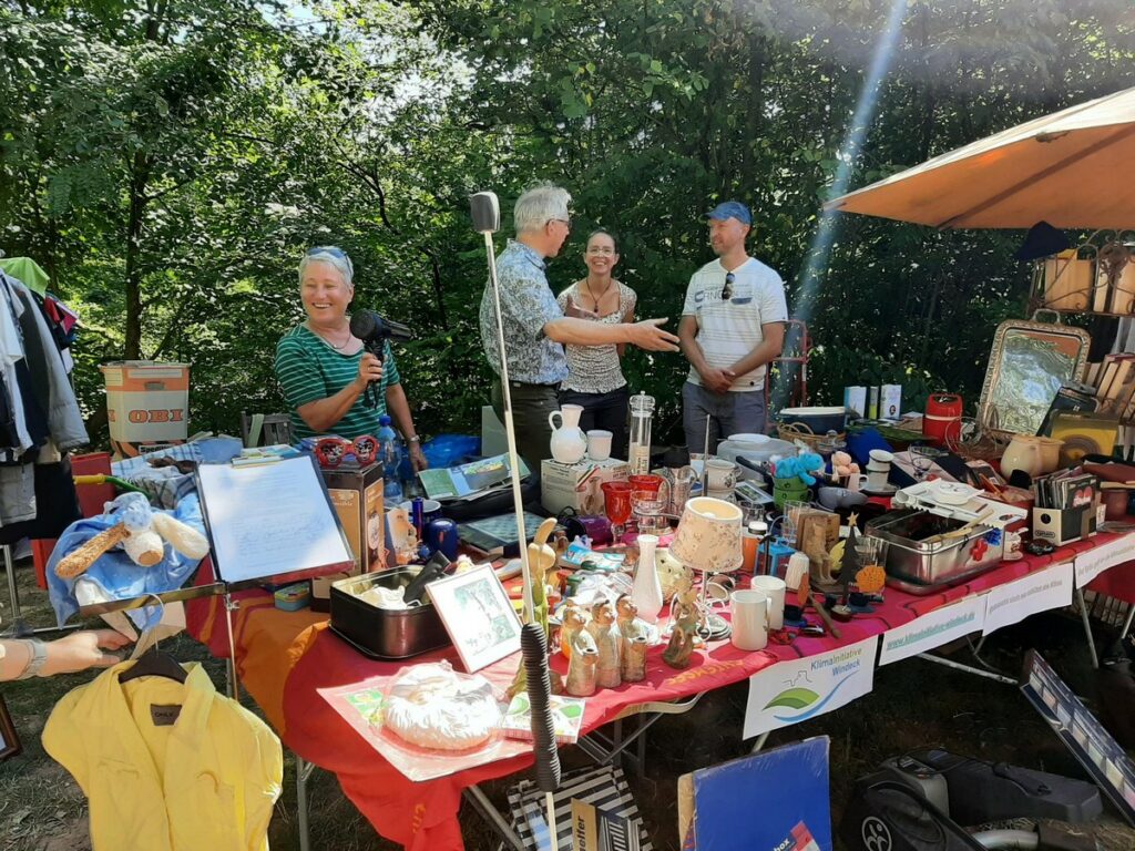 Wir haben Spaß an unserem ersten Stand beim Flohmarkt am Wasserfall