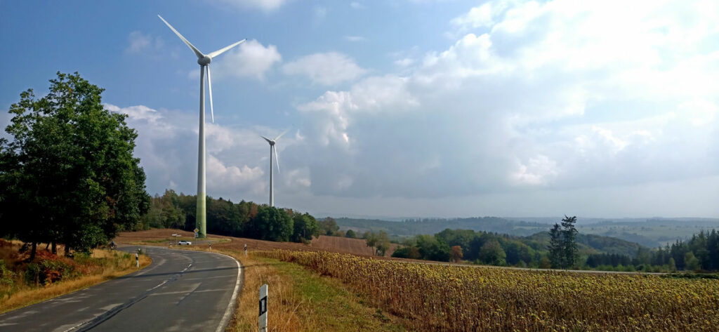 Zwei Windräder auf einem Berg in der Nähe von Windeck