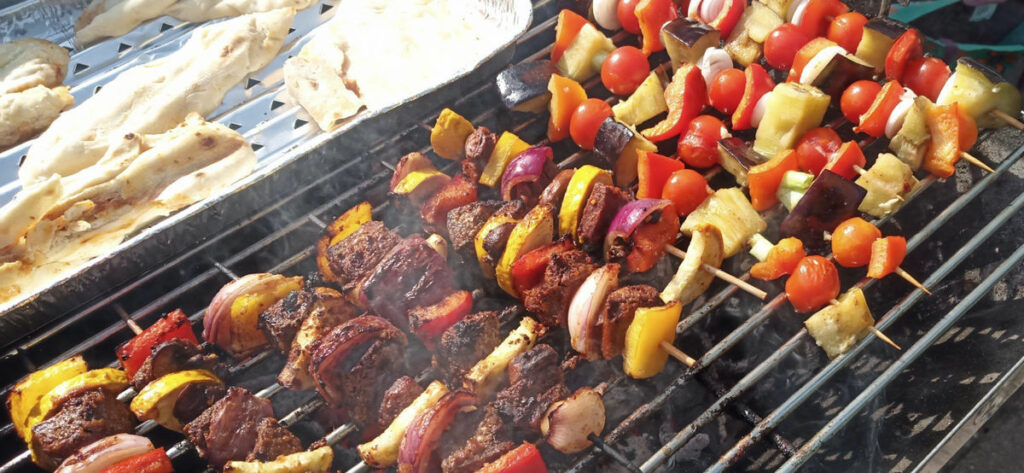 Leckere vegane Spieße auf einem Grill