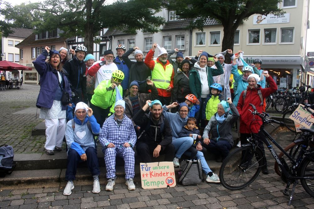 Gruppenbild einiger Teilnehmenden mit Zipfelmützen auf dem Kopf