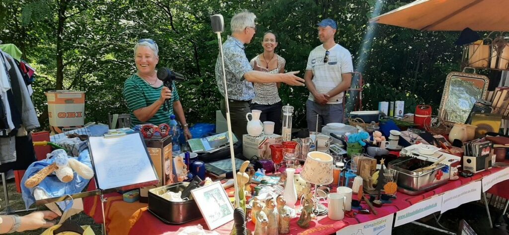 Unser Flohmarktstand mit gebrauchten Gegenständen