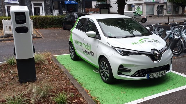 Der Renault Zoe auf einem grün markierten Elektroauto-Stellplatz neben einer Ladesäule