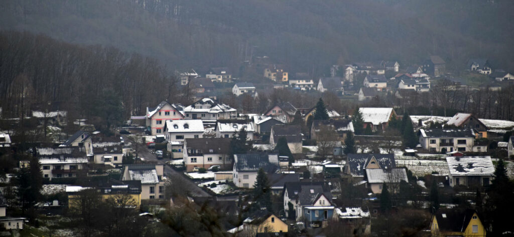 Der Ortsteil Schladern aus der Ferne in winterlicher Stimmung mit etwas Schnee