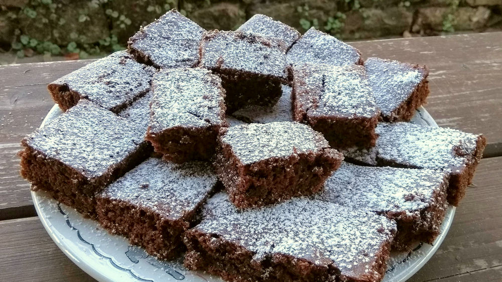 Mehrere Stücke Schokokuchen auf einem Teller