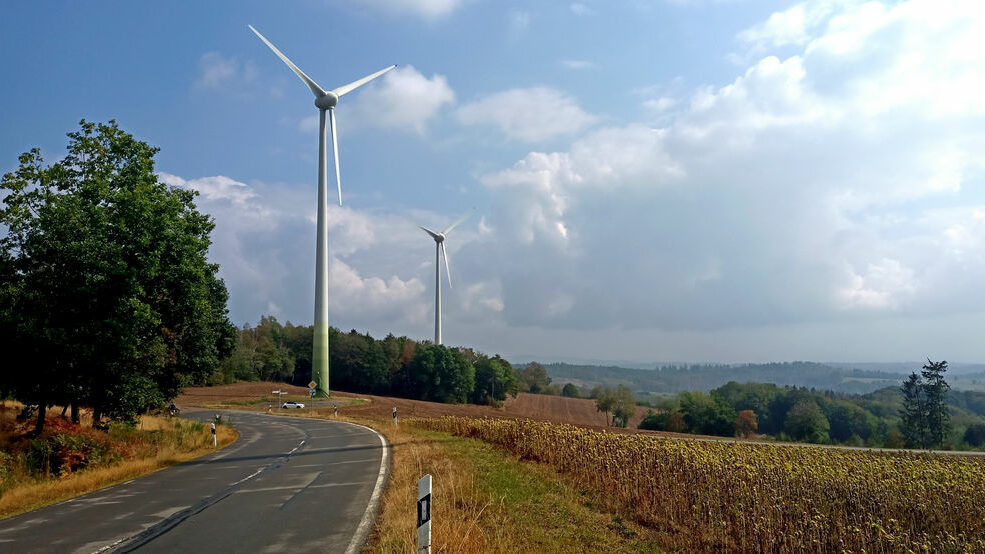 Zwei Windräder auf einem Berg in der Nähe von Windeck