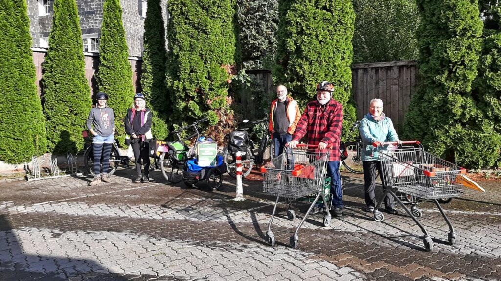 Aktive der Klimainitiative beim Einkaufen mit dem Fahrrad