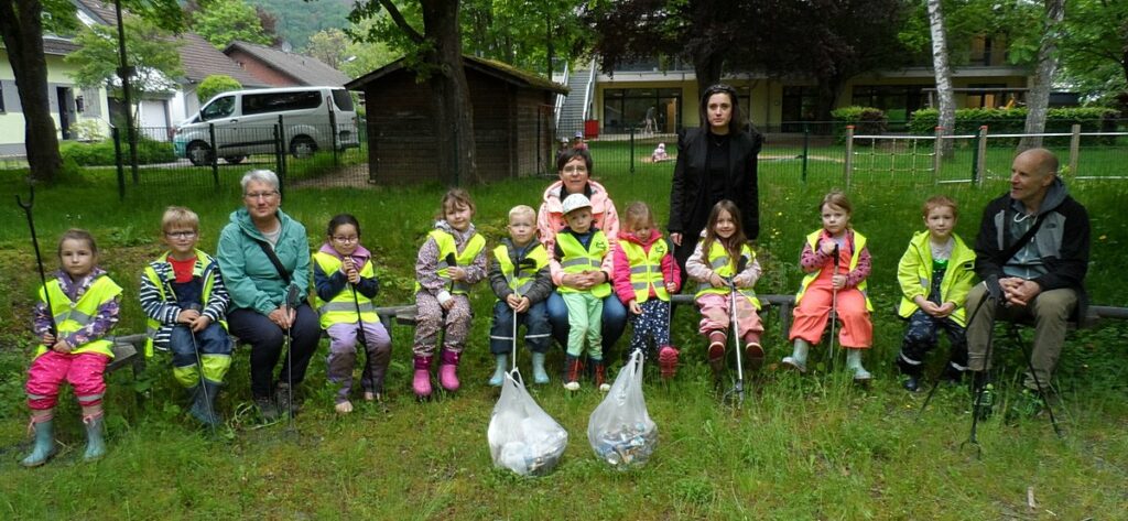 Die Kinder und die begleitenden Erwachsenen mit den zwei vollen Müllbeuteln.