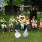 Die Kinder und die begleitenden Erwachsenen mit den zwei vollen Müllbeuteln.