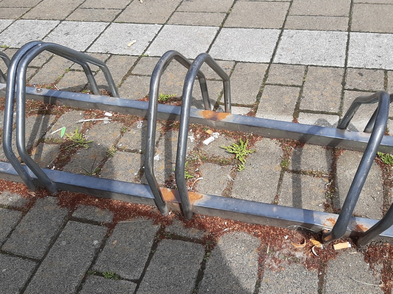 Verbogene "Felgenkiller" bei der Fahrradabstellanlage beim Netto in Dattenfeld