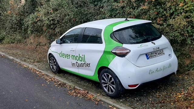 Der Werfener Renault Zoe am Straßenrand geparkt