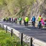 Die Straße nach Schladern, voll mit Teilnehmenden der Fahrraddemo vom 6. April 2024
