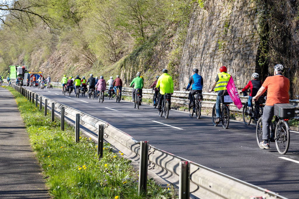 Die Straße nach Schladern, voll mit Teilnehmenden der Fahrraddemo vom 6. April 2024